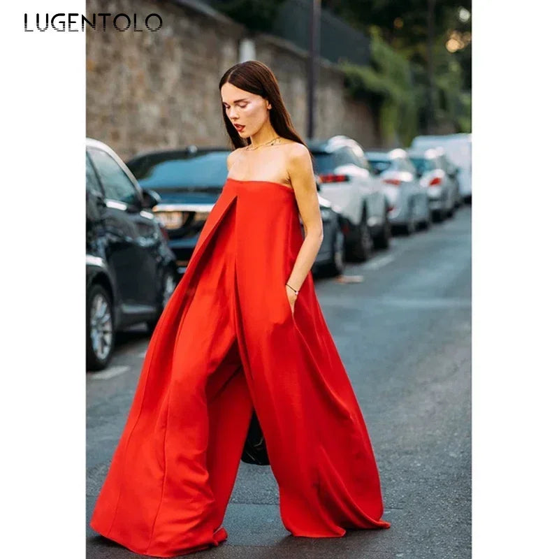Combinaison pantalon femme rouge Cache-Cœur élégante, affichant un look moderne et féminin sur une rue, parfait pour diverses occasions.