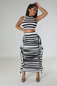 A Two-Piece Dress Set with a Striped Round-Neck and Black Ear-Trimmed Strap to Make You Look Younger