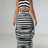 A Two-Piece Dress Set with a Striped Round-Neck and Black Ear-Trimmed Strap to Make You Look Younger