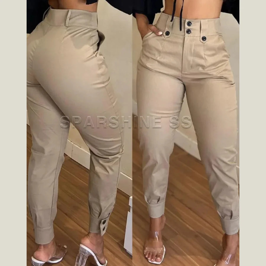 Pantalon femme taille haute élégant et tendance en couleur beige, soulignant la taille avec boutons et poches.