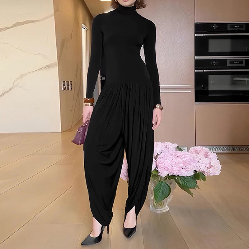 Combinaison à col roulé et taille haute plissée